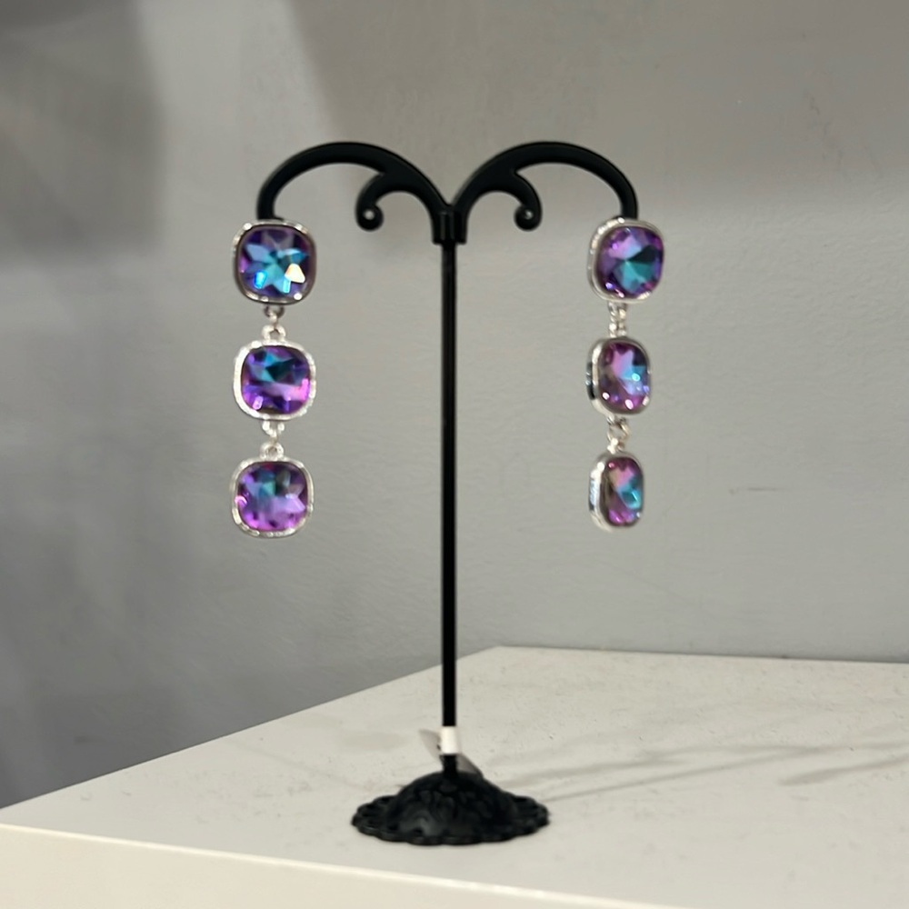 Dangling stone earring